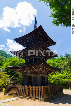長野県上田市の初夏 新緑の前山寺 三重塔 長野県上田市の初夏 新緑の前山寺 三重塔 111080636