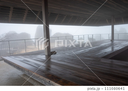 霧の中の宮島弥山展望休憩所 霧の中の宮島弥山展望休憩所 111080641