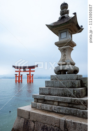 広島宮島厳島神社の大鳥居夕暮れ満潮 広島宮島厳島神社の大鳥居夕暮れ満潮 111080887