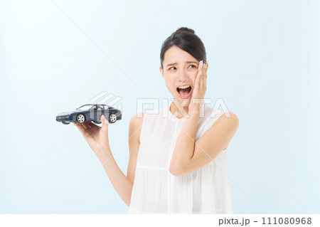 車の模型を持つ女性 111080968