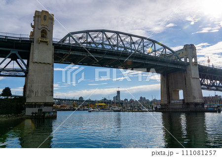 カナダ・バンクーバーの都市風景　グランビルアイランドに掛かる橋 111081257