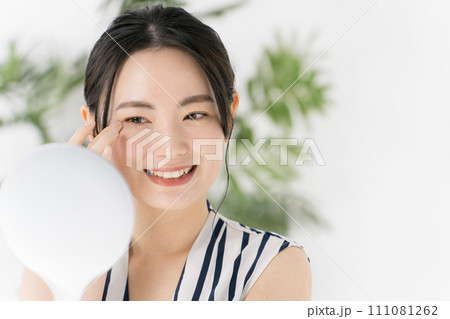 肌の潤いを実感する女性 肌の潤いを実感する女性 111081262