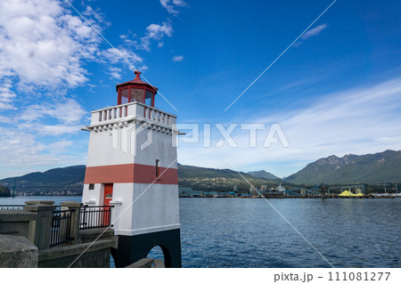 スタンレーパークの灯台 ノースバンクーバーを眺める スタンレーパークの灯台 ノースバンクーバーを眺める 111081277