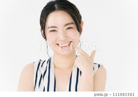 肌の潤いを実感する女性 肌の潤いを実感する女性 111081581