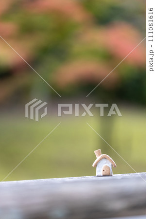 素焼き陶器の煙突のある小さなかわいいおうち 111081616