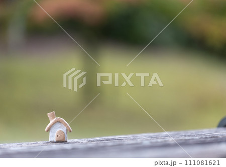 素焼き陶器の煙突のある小さなかわいいおうち 素焼き陶器の煙突のある小さなかわいいおうち 111081621