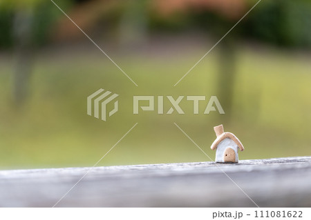 素焼き陶器の煙突のある小さなかわいいおうち 111081622