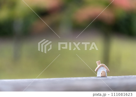 素焼き陶器の煙突のある小さなかわいいおうち 111081623