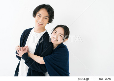 幸せそうな若い男女 111081820