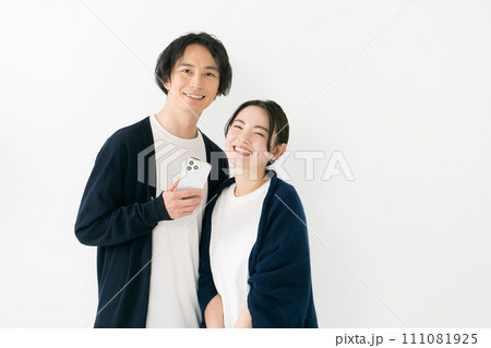 並んで立つ若い男女 111081925