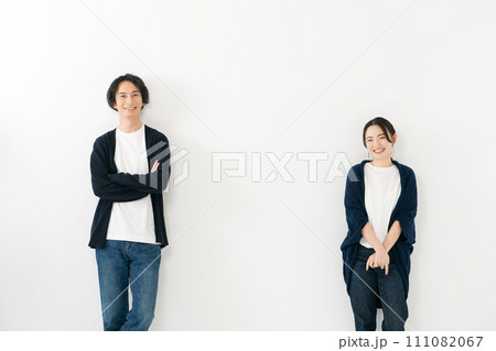 並んで立つ若い男女 111082067