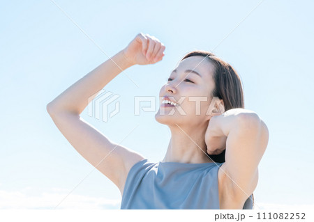 ノースリーブを着た爽やかな若い女性 111082252