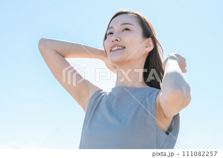 ノースリーブを着た爽やかな若い女性 111082257