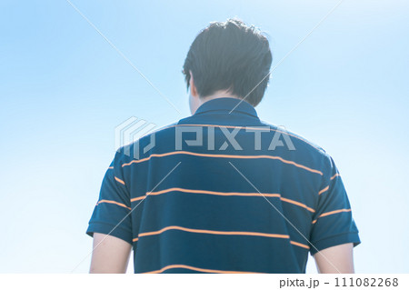 30代男性の後ろ姿 111082268