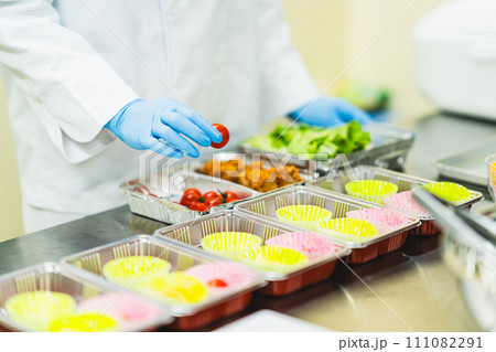 弁当を作る食品工場の女性　顔無し 111082291