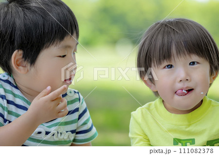 公園でおにぎりを食べる男の子たち 公園でおにぎりを食べる男の子たち 111082378