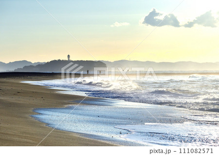 早朝の茅ヶ崎海岸から見る江の島 111082571