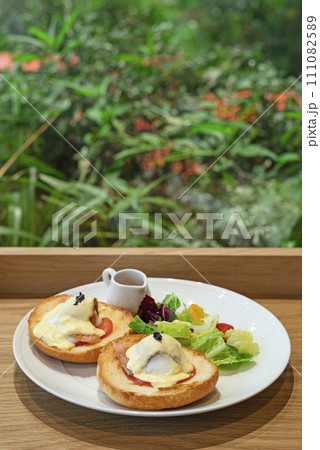 cado toast  with eggs benedict,smoked salmon,hollandaise sauce and mixed greens 111082589