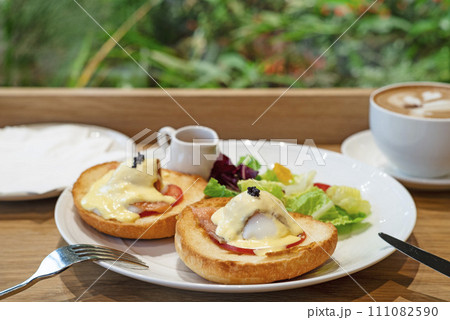cado toast  with eggs benedict,smoked salmon,hollandaise sauce and mixed greens 111082590