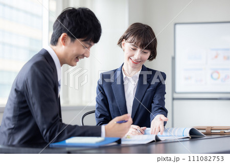 ビジネス　外国人講師から英会話のレッスンを受けるビジネスマン　 111082753