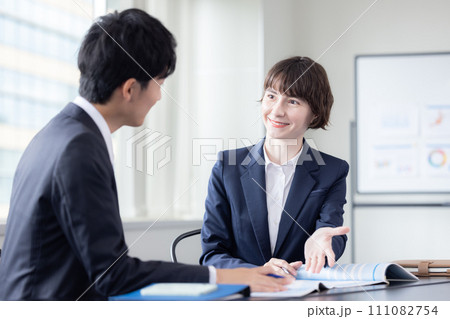 ビジネス　外国人講師から英会話のレッスンを受けるビジネスマン　 111082754