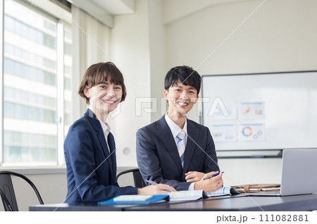 ビジネス　外国人講師から英会話のレッスンを受けるビジネスマン　 111082881