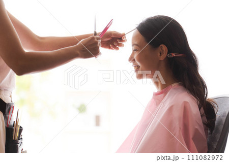 ヘアカットをされる女性客 ヘアカットをされる女性客 111082972