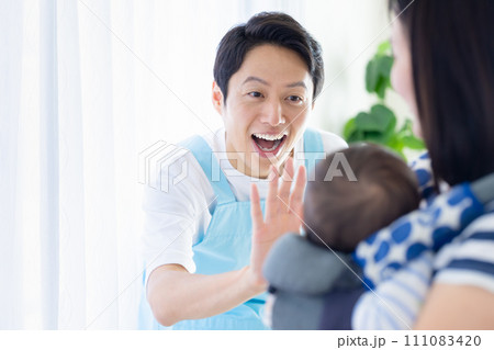 男性保育士のポートレート 111083420