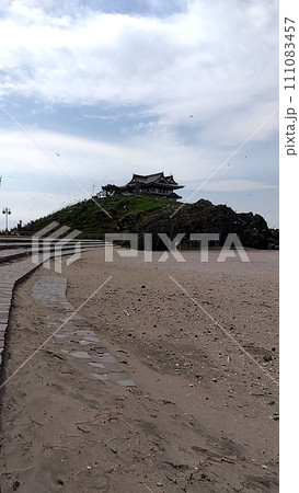 砂浜と蕪嶋神社 砂浜と蕪嶋神社 111083457