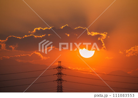 日本の横浜都市景観 電気料金高騰 、日本のエネルギー、光と影…。太陽と送電線。明日へ…希望の時代 日本の横浜都市景観 電気料金高騰 、日本のエネルギー、光と影…。太陽と送電線。明日へ…希望の時代 111083553