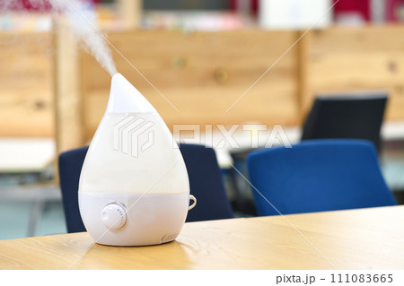 屋内で煙(水蒸気)を出して部屋を加湿する加湿器 111083665