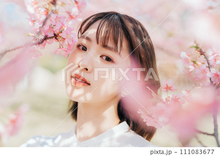 女性　ビューティー　桜 111083677