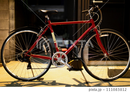 赤いオシャレな自転車 赤いオシャレな自転車 111083812