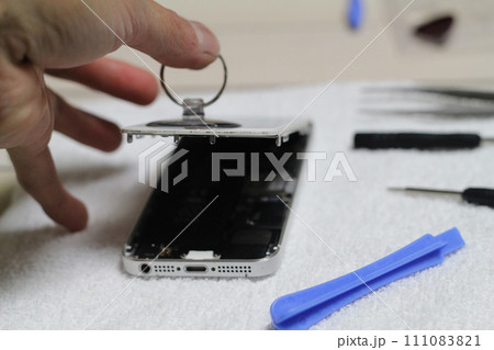 スマートフォンを分解してバッテリーを交換 スマートフォンを分解してバッテリーを交換 111083821