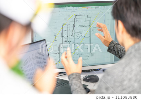 工事工程表を説明する男性一級建築士　ネットワーク工程表　工事監理　2人 111083880