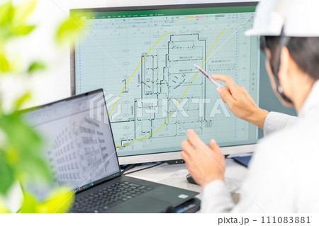 工事工程表を説明する男性主任技術者 ネットワーク工程表 工事監理 作業服 工事工程表を説明する男性主任技術者 ネットワーク工程表 工事監理 作業服 111083881