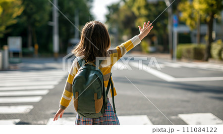 横断歩道を渡る小学生 111084122