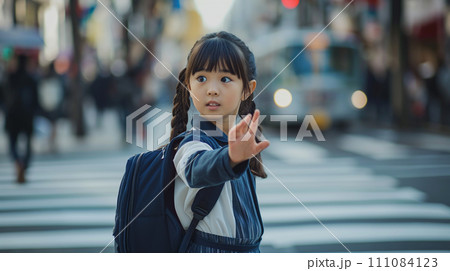横断歩道を渡る小学生 111084123
