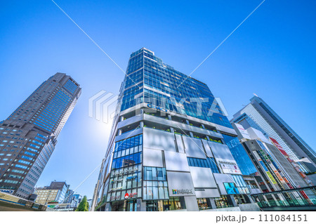 日本の東京都市景観  渋谷フクラスやセルリアンタワー東急ホテルなどを望む。希望の光 日本の東京都市景観  渋谷フクラスやセルリアンタワー東急ホテルなどを望む。希望の光 111084151