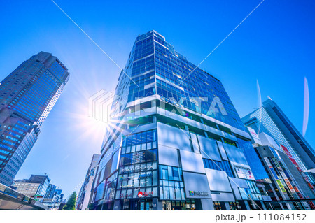 日本の東京都市景観  渋谷フクラスやセルリアンタワー東急ホテルなどを望む。希望の光 111084152