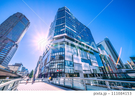 日本の東京都市景観 渋谷フクラスやセルリアンタワー東急ホテルなどを望む。希望の光 日本の東京都市景観 渋谷フクラスやセルリアンタワー東急ホテルなどを望む。希望の光 111084153