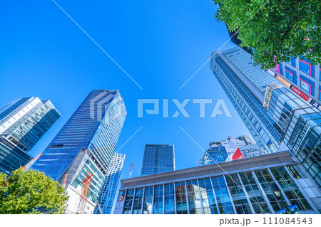 日本の東京都市景観 渋谷駅や渋谷6棟などを望む。窓ガラスには渋谷109。新時代へ 111084543