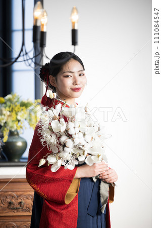 日本の美しい着物、袴のカッコイイ前撮りや記念写真のイメージ アジアンビューティーのカメラ目線 日本の美しい着物、袴のカッコイイ前撮りや記念写真のイメージ アジアンビューティーのカメラ目線 111084547