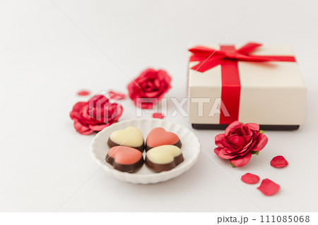【バレンタインデー】リボンと花を添えたチョコレート 111085068