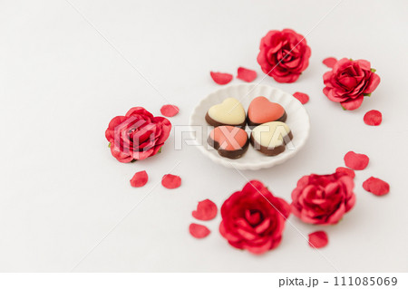 【バレンタインデー】リボンと花を添えたチョコレート 111085069