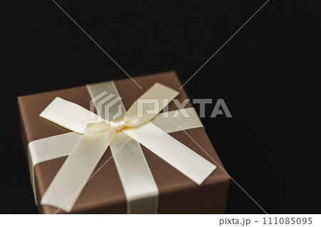 【バレンタインデー】リボンと花を添えたチョコレート 【バレンタインデー】リボンと花を添えたチョコレート 111085095