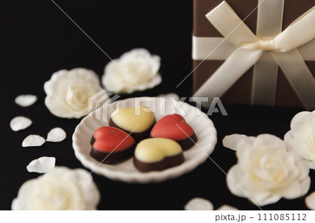 【バレンタインデー】リボンと花を添えたチョコレート 111085112