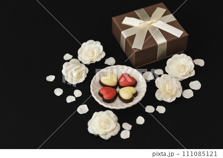 【バレンタインデー】リボンと花を添えたチョコレート 111085121