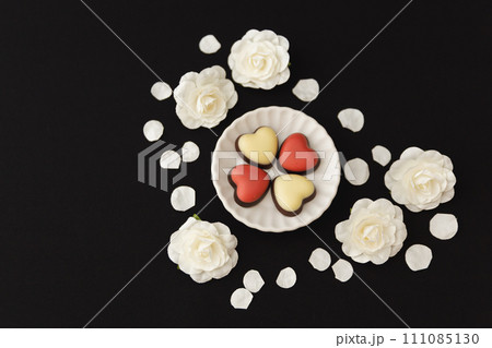 【バレンタインデー】リボンと花を添えたチョコレート 111085130