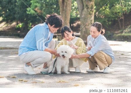 ペットを飼う家族・愛犬家・犬を飼う飼い主 111085261